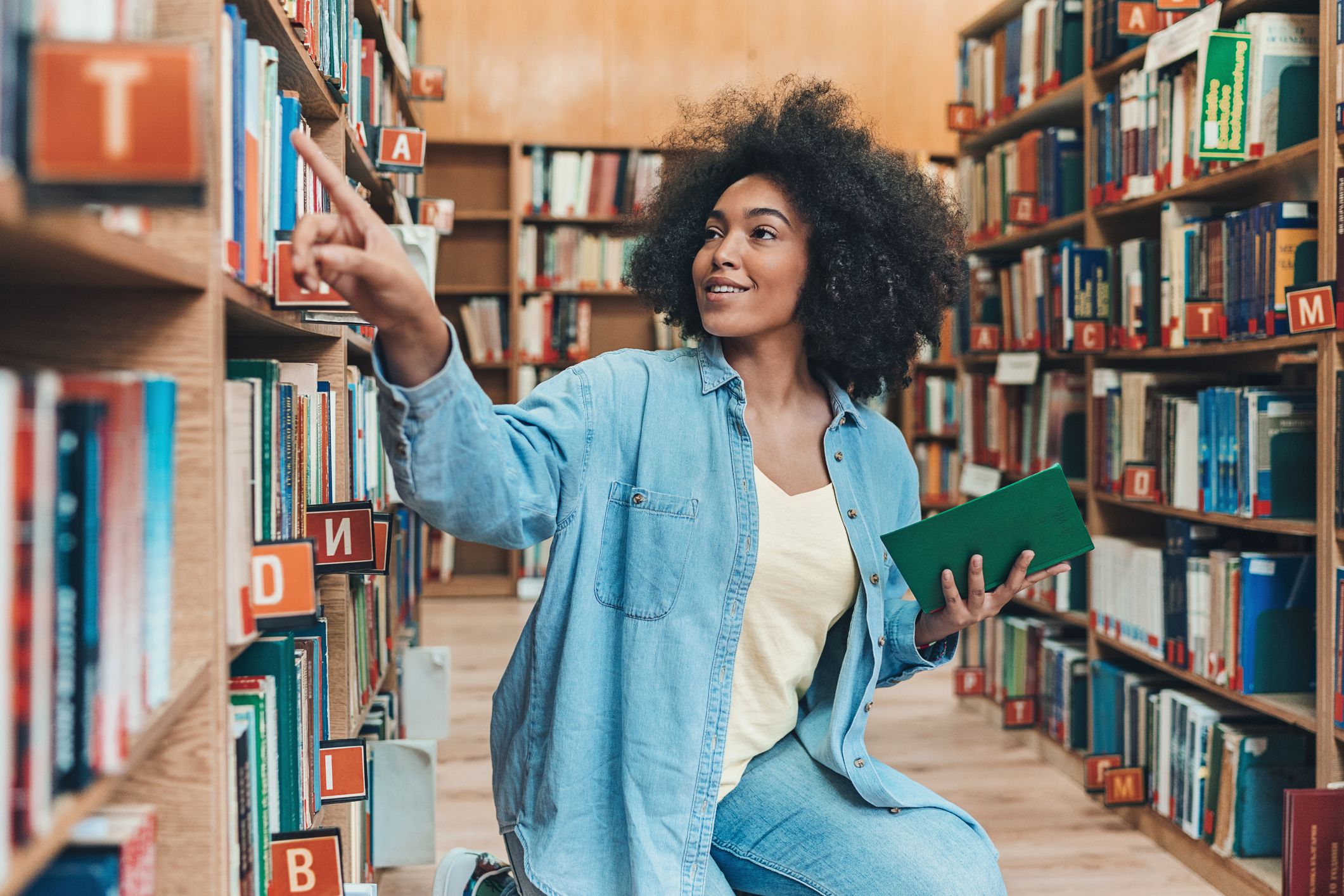 como estudar para o enem: menina em biblioteca